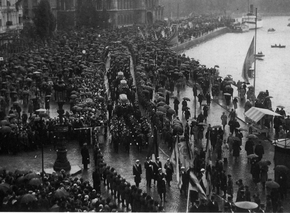 The remains of the three explorers are brought straight from the ship through the center of Stockholm on October 5, 1930, beginning "one of the most solemn and grandiose manifestations of national mourning that has ever occurred in Sweden" (Sverker Sörlin).