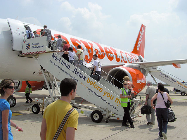 Image:Boarding.easyjet.a319.arp.jpg