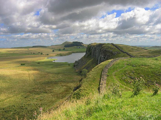 Image:Hadrianswall2007.jpg