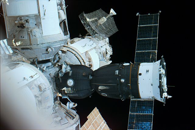 Image:Soyuz acoplada MIR.jpg