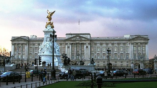 Image:Buckingham Palace, London, England, 24Jan04.jpg