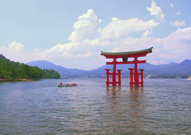 Image:Itsukushima torii distance.jpg