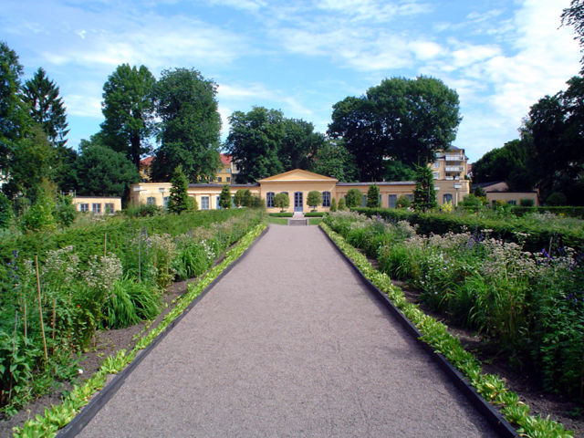 Image:CarlvonLinne Garden.jpg