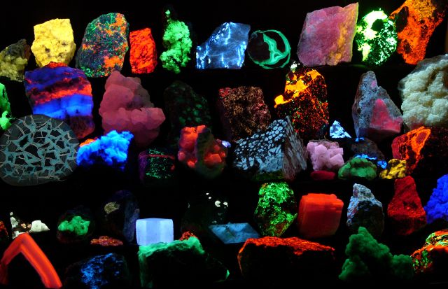 Image:Fluorescent minerals hg.jpg