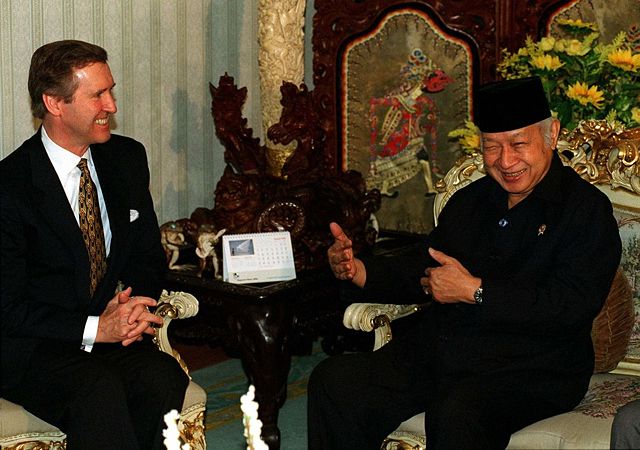 Image:William cohen with suharto.jpg