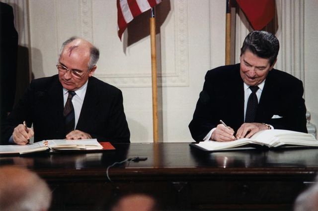 Image:Reagan and Gorbachev signing.jpg