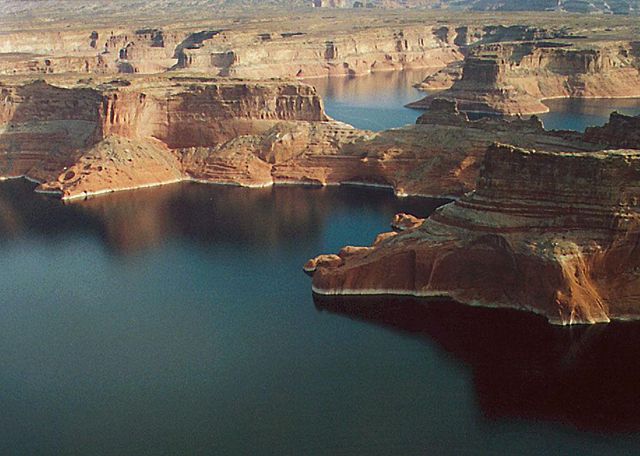 Image:Lake Powell Above Wahweap Marina.jpg