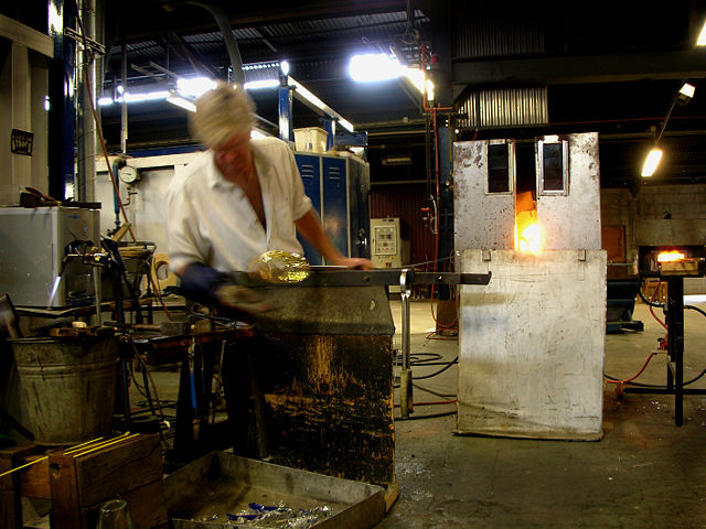 Image:Glass worker, Reijmyre glasbruk, Sweden.jpg