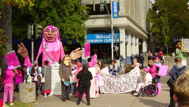 Image:Arnold Schwarzenegger sexual harassment protestors750.jpg