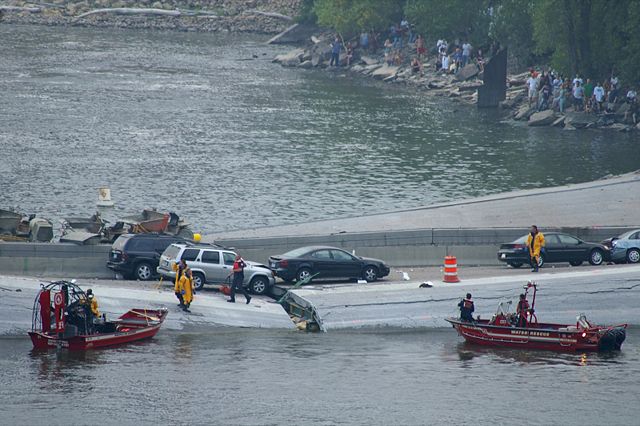 Image:I-35W-rescue-Minneapolis-20070801.jpg