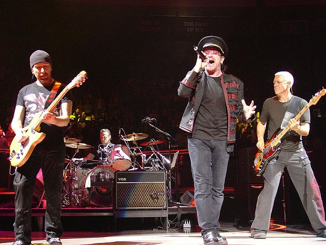 Image:2005-11-21 U2 @ MSG by ZG.JPG