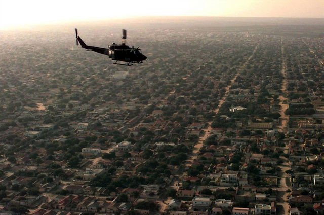 Image:Aerial view of a US helicopter as it flies over a Mogadishu residential area.JPEG