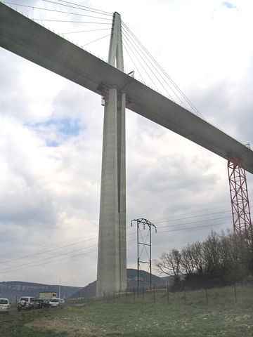 Image:Viaduc de Millau Pile vue de dessous.jpg