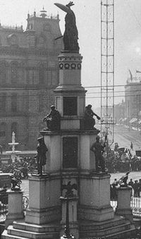 Michigan Soldiers' and Sailors' Monument of the Civil War with the old Detroit City Hall.