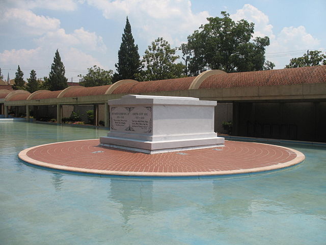 Image:Martin Luther King Jr Coretta Scott King Tomb.jpg.jpg