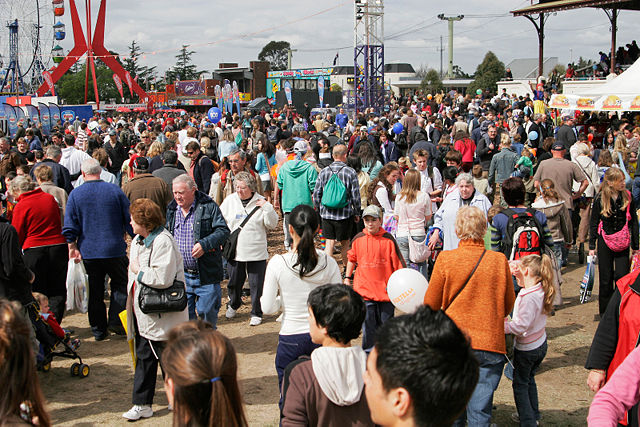 Image:Crowds - melbourne show 2005.jpg