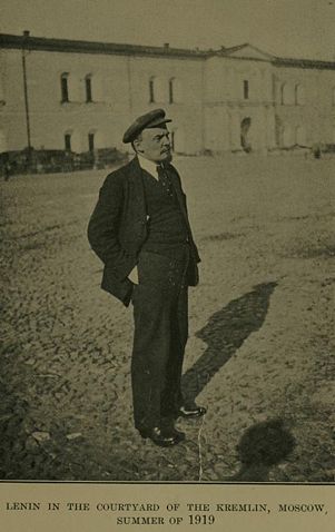 Image:1919 Lenin in Kremlin Courtyard.jpg