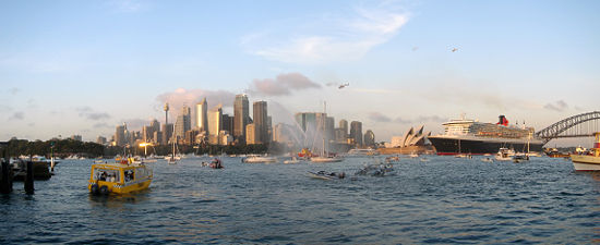 The Queen Mary 2 arrives in Sydney, 20 February 2007