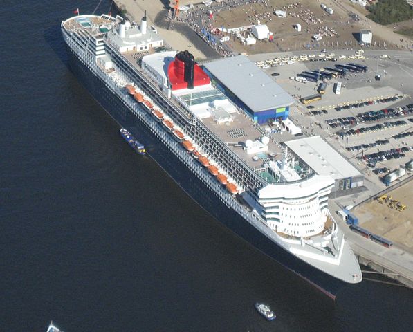 Image:QueenMary2 in Hamburg.jpg