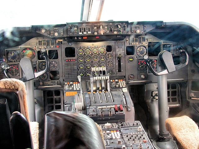 Image:B747-cockpit.jpg