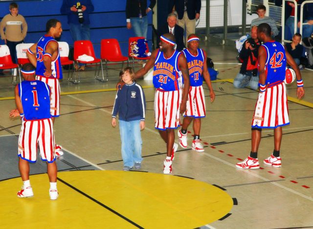 Image:Harlem Globetrotter playing with spctators 01.jpg