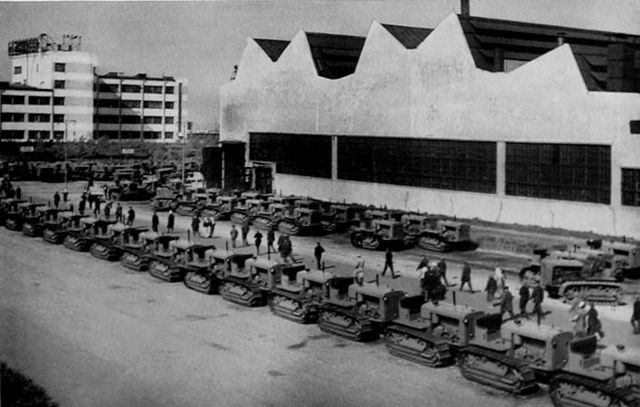 Image:Chelyabinsk tractor factory 1930s.jpg