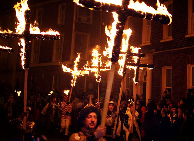 Image:Lewes Bonfire, Martyrs Crosses.jpg