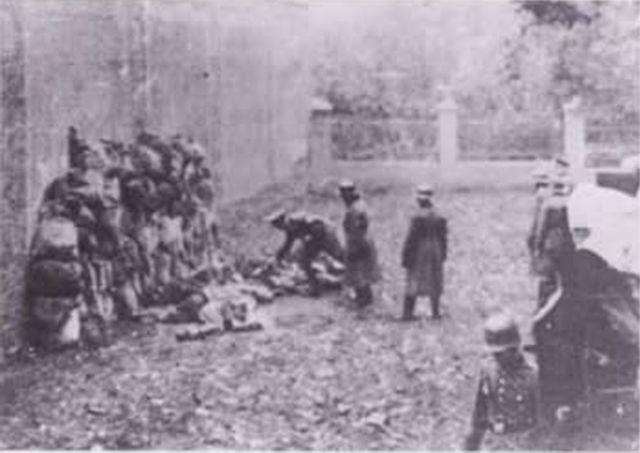 Image:Execution of Poles by German Einsatzkomanndo Oktober1939.jpg