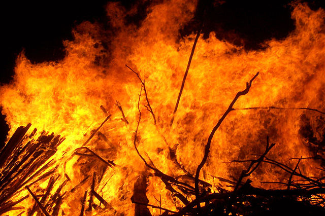 Image:Large bonfire.jpg