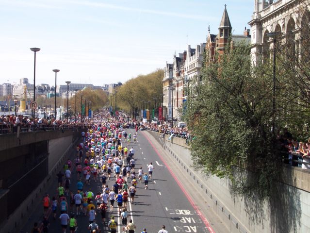 Image:London Marathon 2005 at Blackfriars.jpg