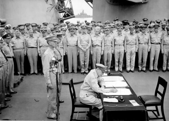 Image:Douglas MacArthur signs formal surrender.jpg