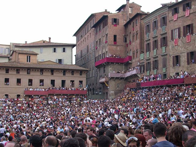 Image:Siena Piazza del Campo 20030815-375.jpg