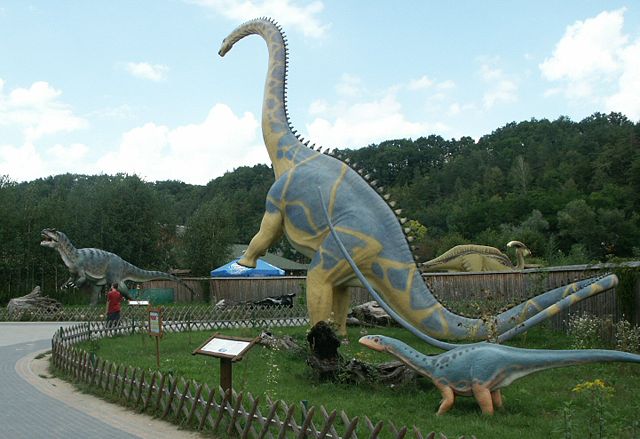 Image:Baltow,Poland Diplodocus+Allosaurus.jpg