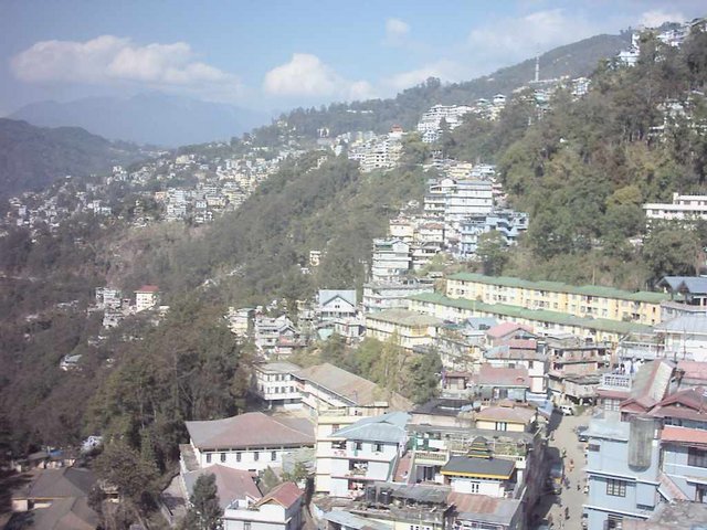 Image:Gangtok from cable car.jpg