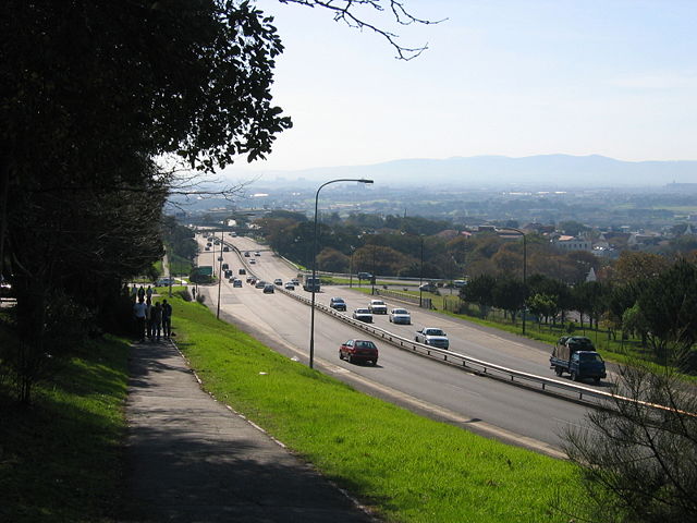 Image:Cape Town M3 passing UCT.jpg