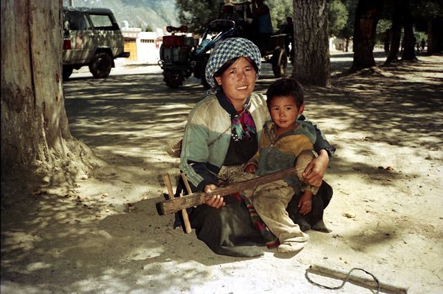 Image:Mother & son playing lute. Lhasa 1993.jpg