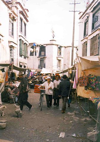 Image:Barkhor street scene.jpg
