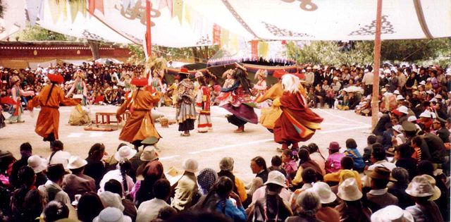 Image:Dancing at Sho Dun Festival, Norbulingka.JPG