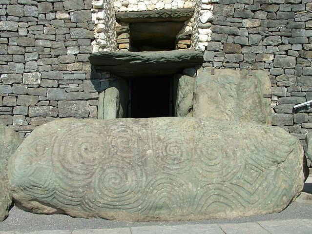 Image:Newgrange Eingang Stein.jpg