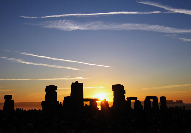 Image:Summer Solstice Sunrise over Stonehenge 2005.jpg