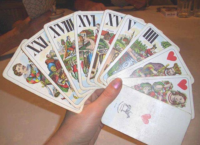 Image:Tarockkarten in der Hand eines Spielers.jpg