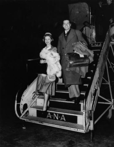 Image:Vivien Leigh and Laurence Olivier disembarking plane, Brisbane 1948.jpg
