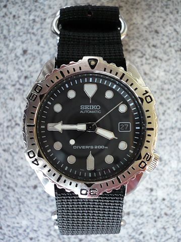 Image:Seiko 7002-7020 Diver's 200 m on a 4-ring NATO style strap.JPG