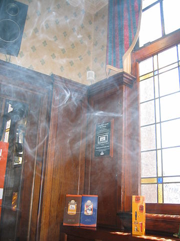 Image:Smoke-by-a-window-in-a-pub.jpg