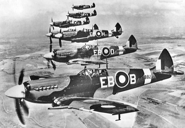 Image:Supermarine Spitfire F Mk XIIs of 41 Sqn.jpg