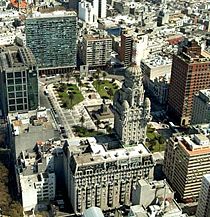 The Plaza Independencia ("Independence Square"), in Montevideo, hosts the tomb of José Artigas, late leader of the Provincia Oriental and the Liga Federal. In front of the square, the Palacio Salvo can be seen.