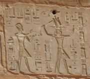 Hieroglyphs showing Thutmose III on the left and Hatshepsut on the right, she having the trapings of the greater role