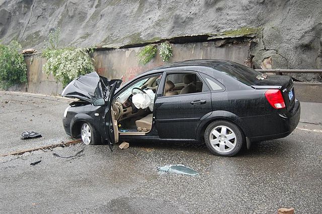 Image:Smashed Car in Dujiangyan - 2008 Sichuan earthquake (1).jpg