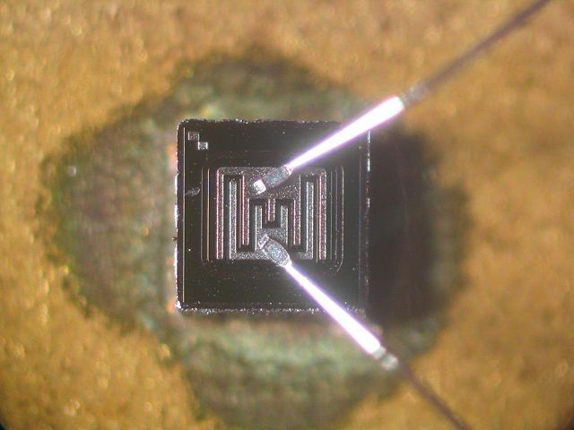 Image:Transistor-die-KSY34.jpg