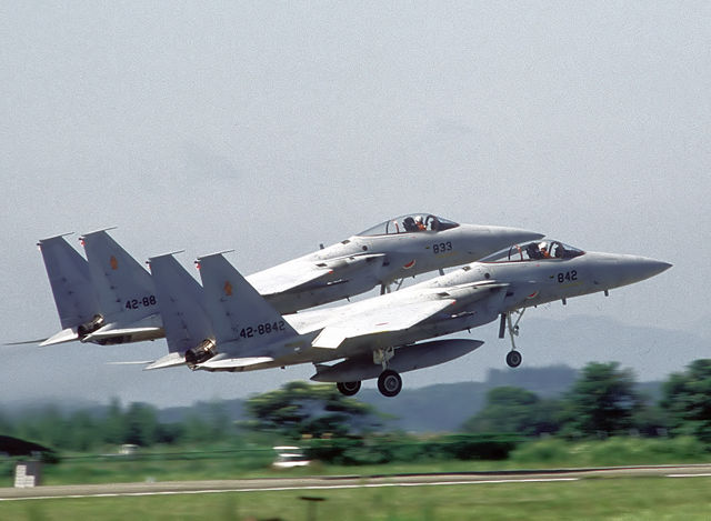 Image:Two JASDF F-15J take off in formation.JPEG